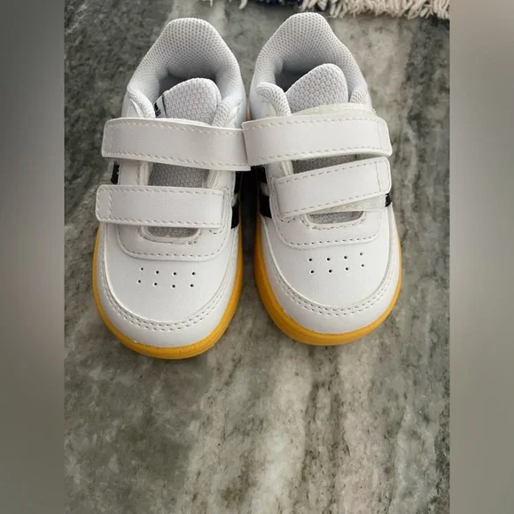 USED— great condition, Adidas Disney limited edition Mickey Mouse Boys size 4 - Picture 5 of 5